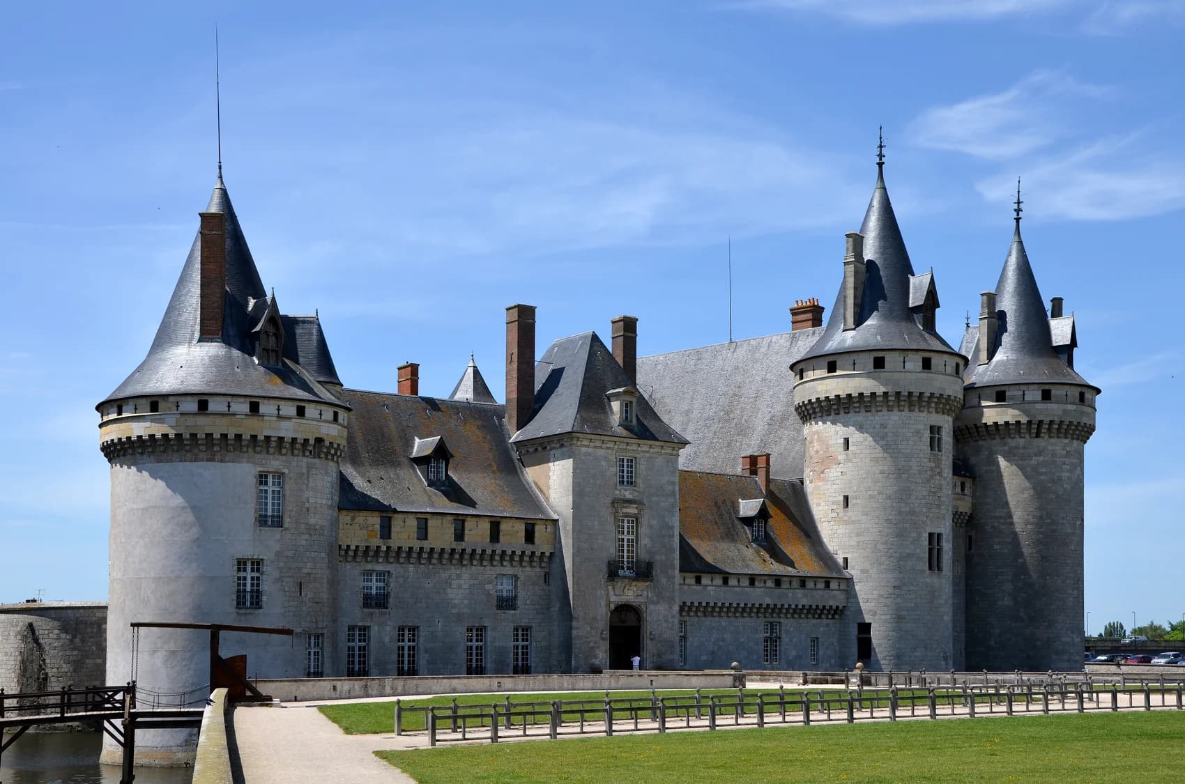 Le château de Sully-sur-Loire et ses environs